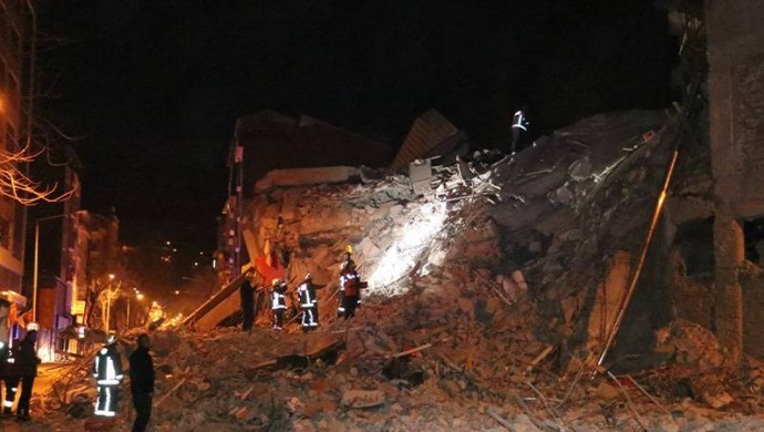 Malatya'da ağır hasarlı 6 katlı bina yıkıldı