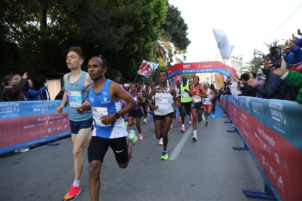 Maraton İzmir 100’üncü yıl onuruna koşuldu