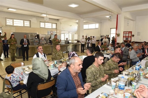 Mehmetçik, öğle yemeğinde şehit yakınları, gaziler ve aileleriyle buluştu