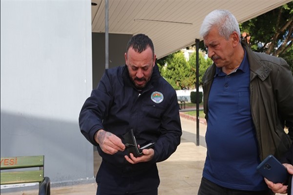 Mersin'de belediye personeli bulduğu cüzdanı sahibine ulaştırdı