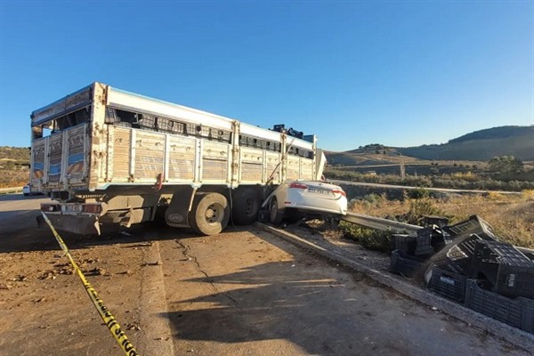 Mersin'de kamyon ile otomobil çarpıştı: 2 kişi hayatını kaybetti