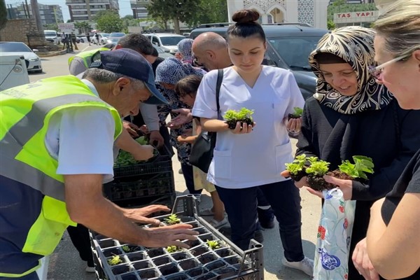 Mezarlık ziyaretçilerine ücretsiz çiçek hizmeti