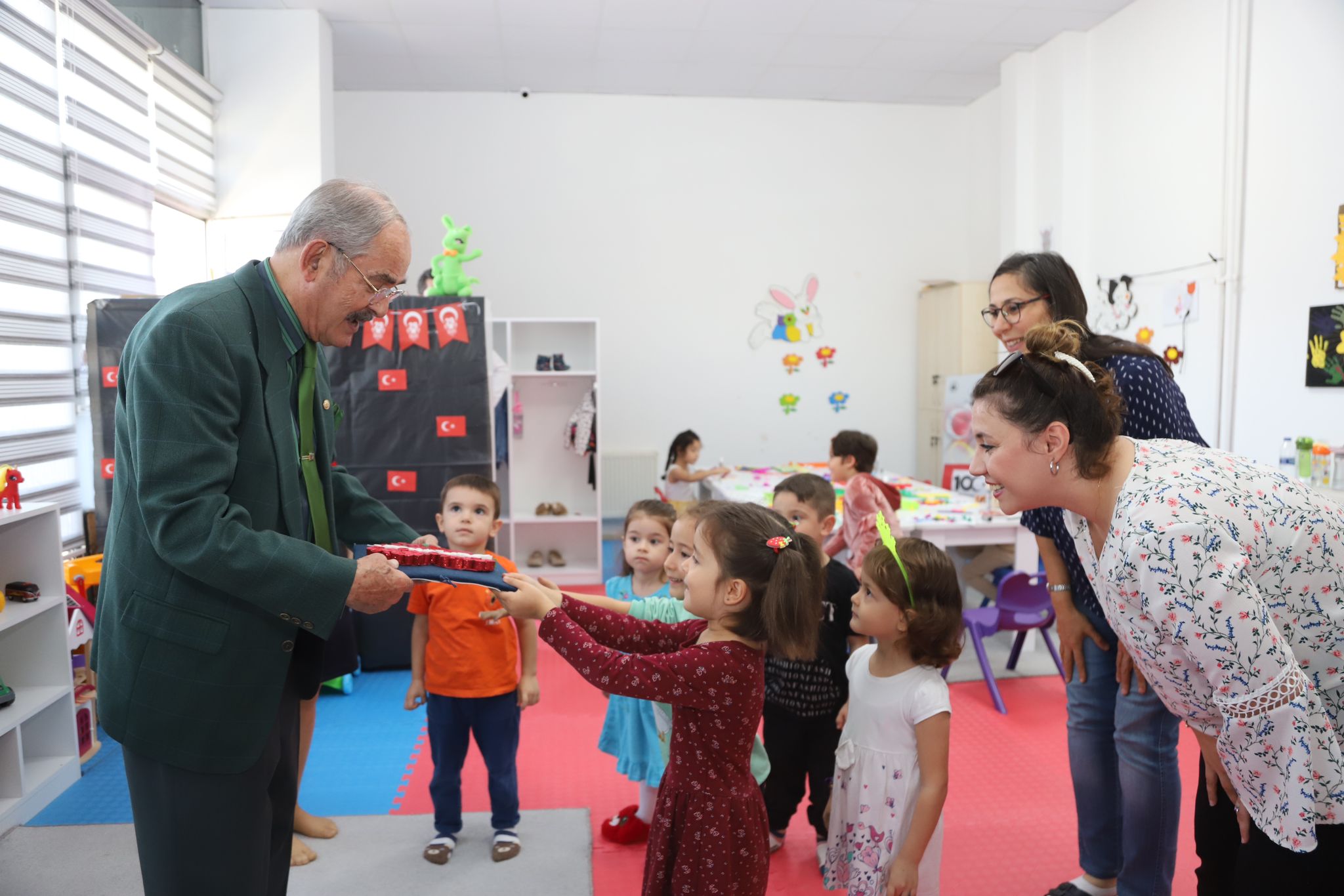 Miniklerden Başkan Büyükerşen'e anlamlı hediye