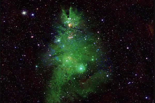 NASA, Noel Ağacı Yıldız Kümesini süsleyen mavi, beyaz ışıkları tespit etti