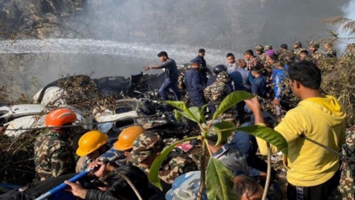 Nepal'de yolcu uçağı düştü: En az 16 ölü