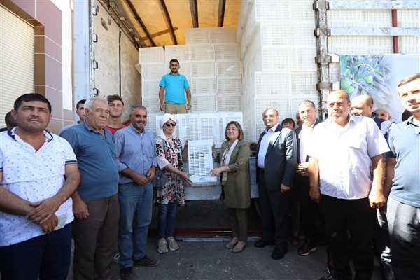 Nizip’te 400 çiftçiye 8 bin hasat kasası dağıtıldı