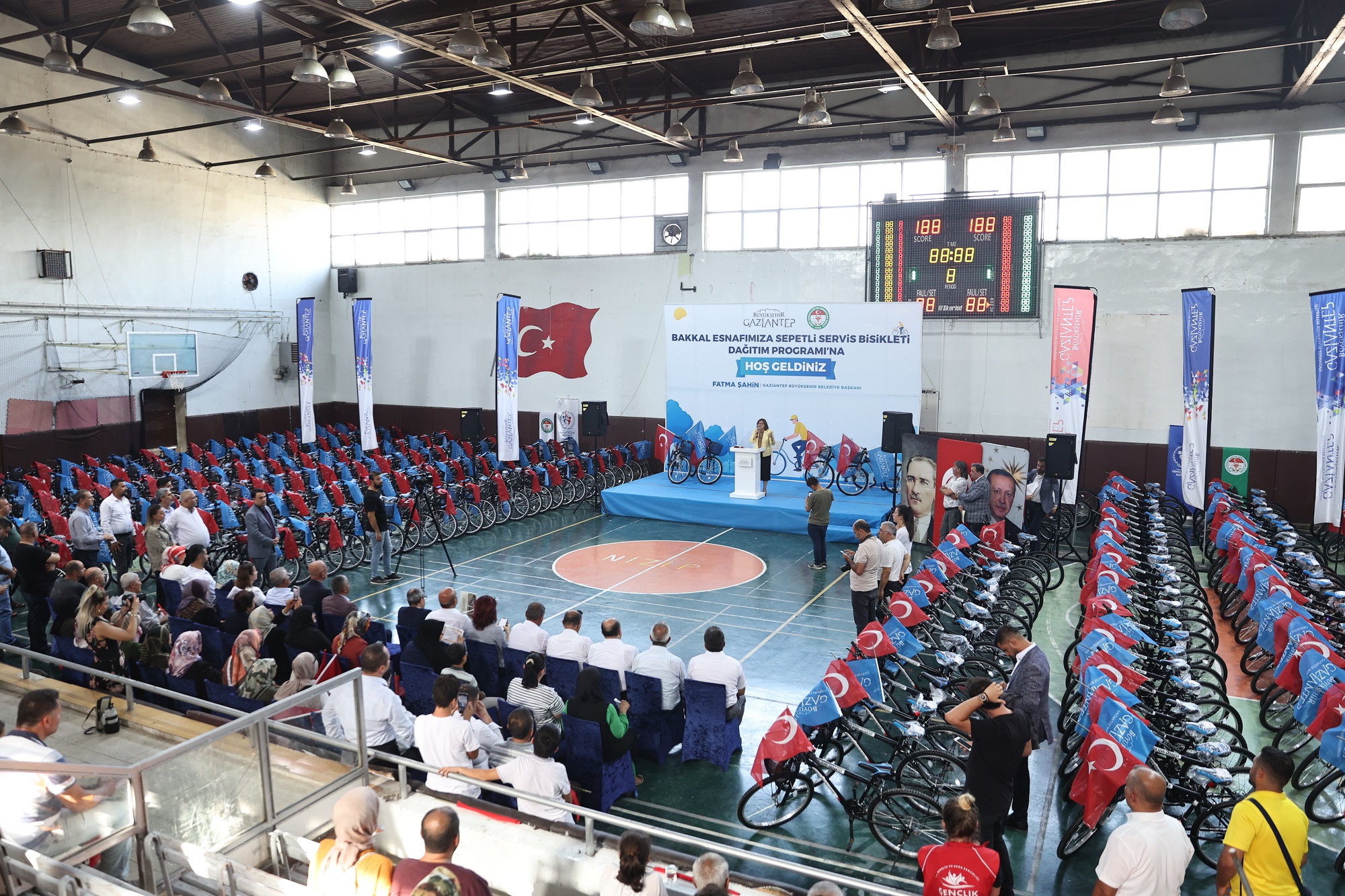 Nizip’teki bakkallara sepetli bisiklet desteği