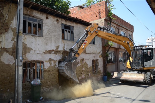 Osmangazi'de metruk binalar yıkılıyor