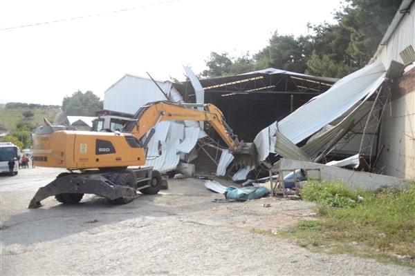 Osmangazi'de tarım arazisi üzerine inşa edilen kaçak fabrikalar yıkıldı