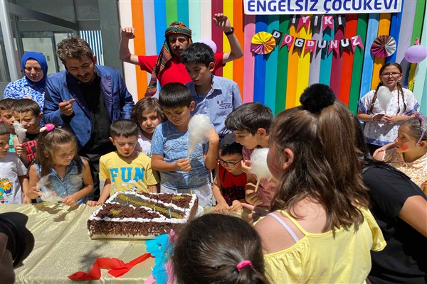 Özel çocuklara doğum günü kutlaması yapıldı