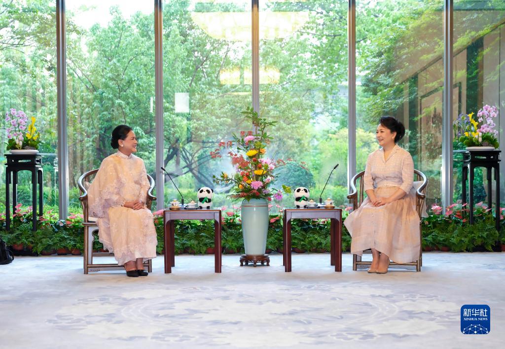 Peng Liyuan, Endonezya Cumhurbaşkanı Joko Widodo’nun eşi Iriana Widodo ile görüştü