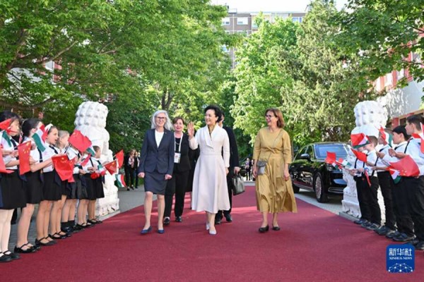 Peng Liyuan, Macarca ve Çince iki dilde eğitim veren okulu ziyaret etti