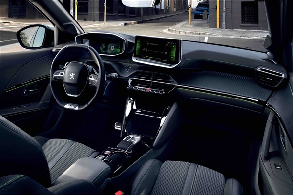 Peugeot 208 ve SUV 2008’in kabini yeni vites tasarımıyla daha şık