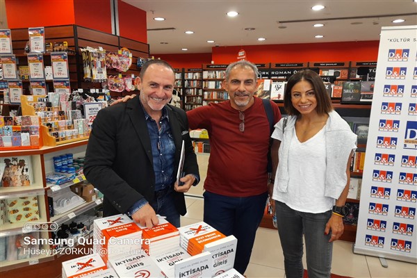 Prof. Dr. Emre Alkin, Antakya'da imza günü düzenledi