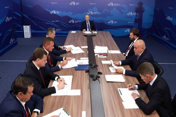 Putin, Uzak Doğu Federal Bölgesi'nde altyapı geliştirme toplantısına katıldı