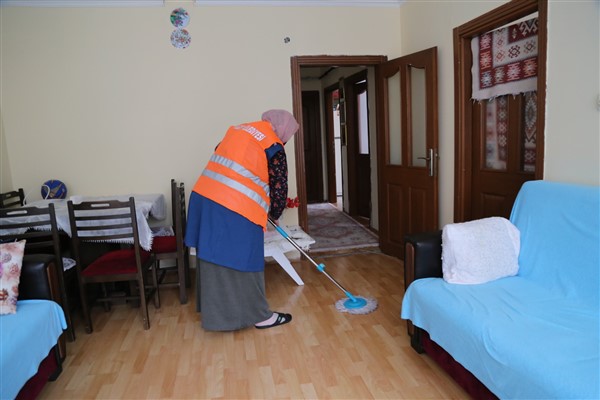 Rize Belediyesi, bakıma muhtaç ailelerin evlerini temizliyor
