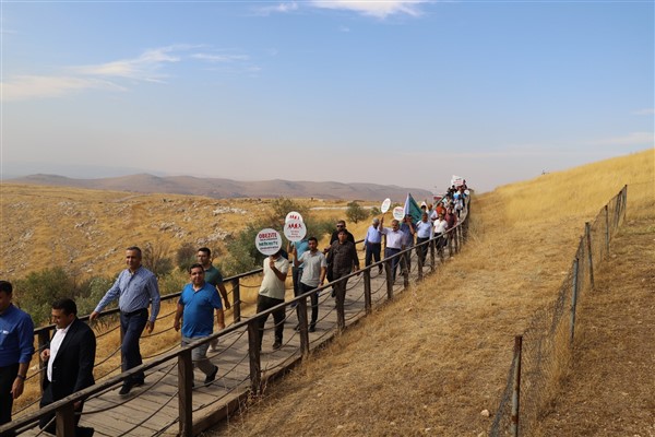 Sağlık çalışanları tarihin sıfır noktası Göbeklitepe'de yürüyüş gerçekleştirdi