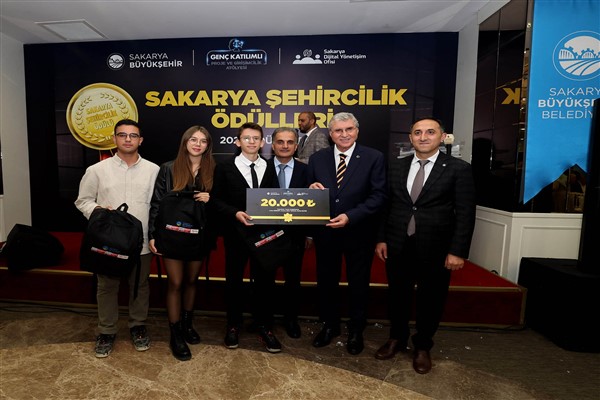 Sakarya'da yenilikçi gençlik projeleri ödüllerini aldı