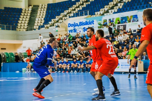 Sakarya Hentbol'da  İzmir'i mağlup etti