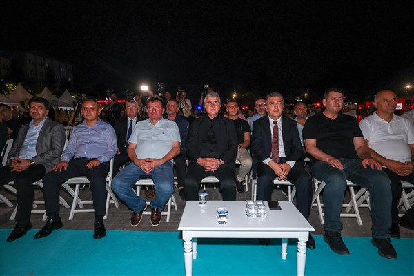 Sakaryalılar,  17 Ağustos depremini Demokrasi Meydanı’nda andı