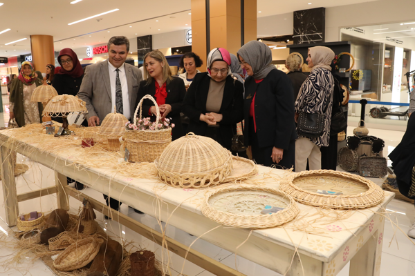 “Sanat Örgüsü” el sanatları sergisi açıldı