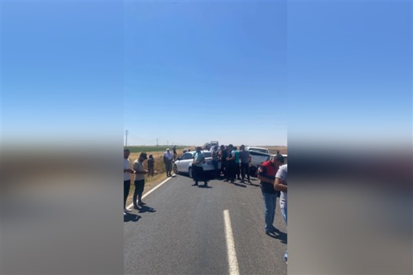 Şanlıurfa'da çiftçiler yol kapatıp eylem yaptı