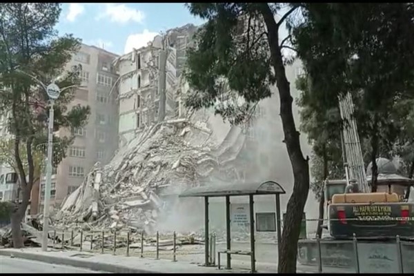 Şanlıurfa'da hasarlı bina kontrollü şekilde yıkıldı