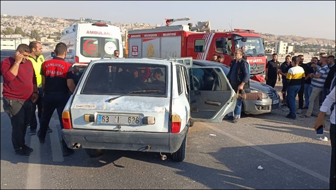 Şanlıurfa'da 2 otomobil çarpıştı;3 yaralı