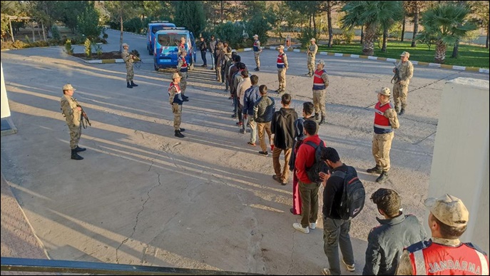Şanlıurfa'da, 24 düzensiz göçmen yakalandı 