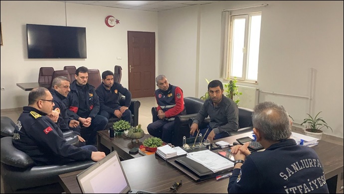 Şanlıurfa'da göçük altından sağ kurtarılan Doğan'den itfaiye erlerine teşekkür ziyareti