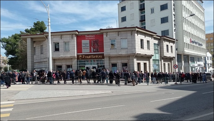 Şanlıurfa’da hasar ödemeleri devam ediyor: Vatandaşlar uzun kuyruk oluşturdu