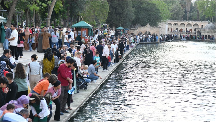 Şanlıurfa'da Kurban Bayramı'nda Balıklıgöl'e ziyaretçi yoğunluğu
