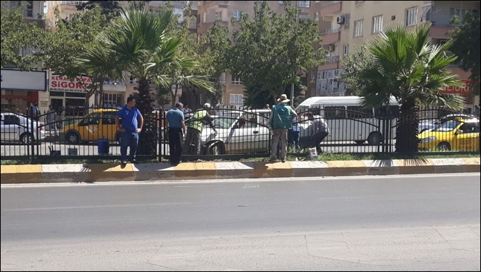 Şanlıurfa'da otomobil orta refüje çarptı