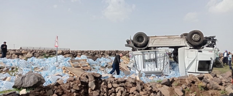 Şanlıurfa'da Otomobil ile su yüklü tır çarpıştı: 2 yaralı