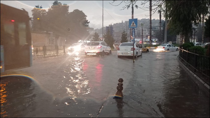 Şanlıurfa'da sağanak yağış etkili oluyor