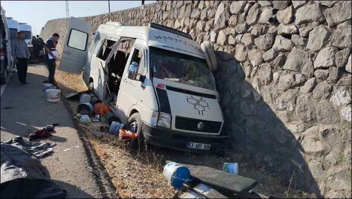 SON DAKİKA | Şanlıurfa'da tarım işçilerini taşıyan minibüs kaza yaptı: 3 ölü, 17 yaralı