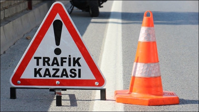 Şanlıurfa'da TIR otomobilin üzerine devrildi : 3 yaralı