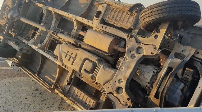 Şanlıurfa'da tüp yüklü kamyonet devrildi: 2 yaralı