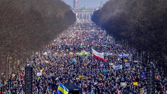 Savaş karşıtları Berlin’de Rusya’yı protesto etti