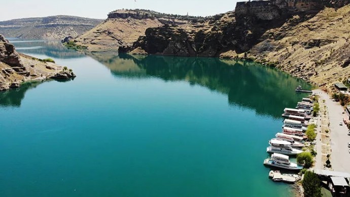 Serinlemek için baraja giren çocuk boğuldu
