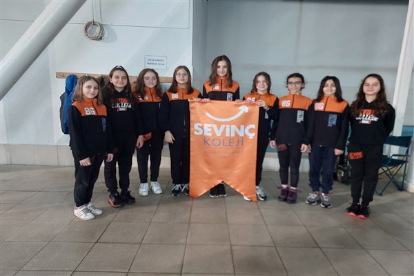 Sevinçli öğrencilerden yüzmede yeni başarı
