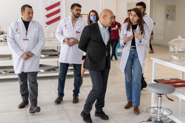 Soyer, Egeşehir Laboratuvarı’nı inceledi
