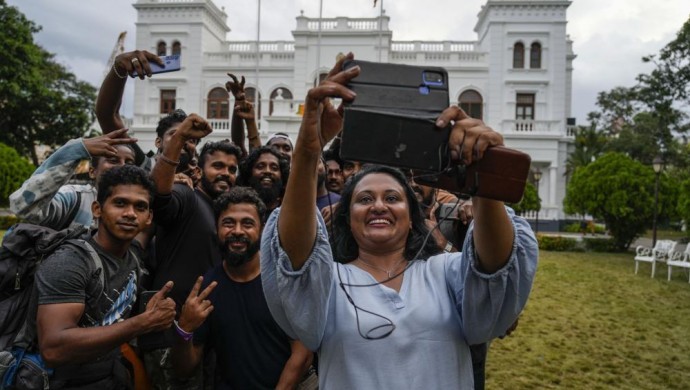 Sri Lanka'da eylemciler hükümet binalarından çekildi