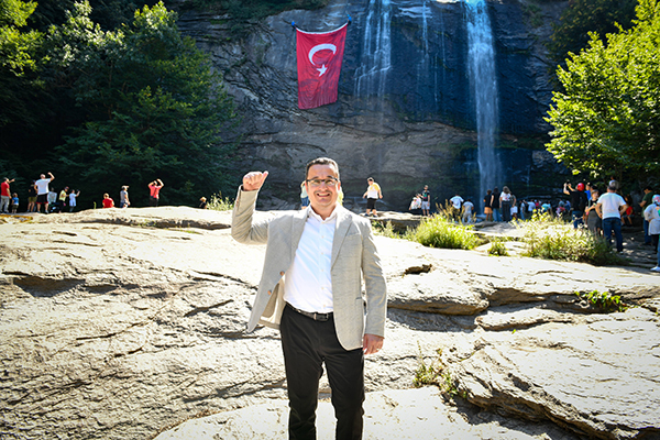 Suuçtu'ya dev Türk bayrağı