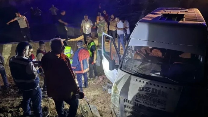 Tarım işçilerini taşıyan minibüs kaza yaptı