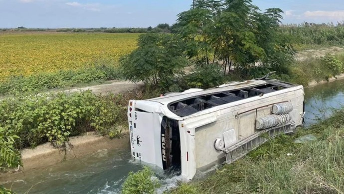 Tarım işçilerini taşıyan minibüs devrildi: 10 yaralı