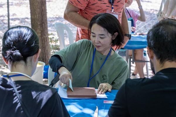 Türk ve Japon tasarım öğrencileri, İzmir’de engelli sanatçı adaylarıyla buluştu 