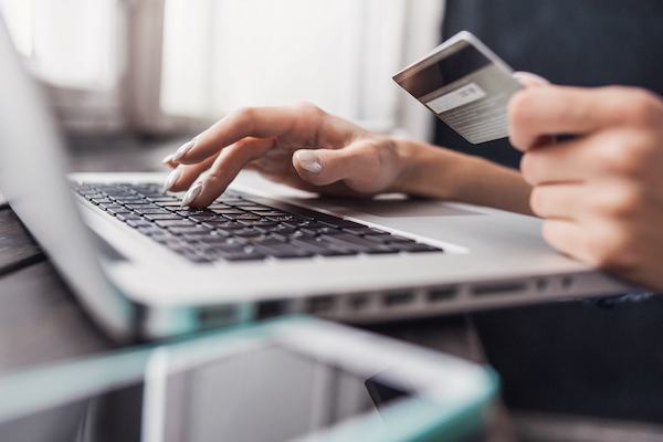 Türkiye’de e-ticaret işlemleri bir yılda yarı yarıya arttı