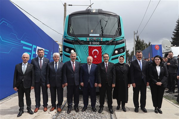 Türkiye’nin ilk yerli elektrikli ana hat lokomotifi raylara indi