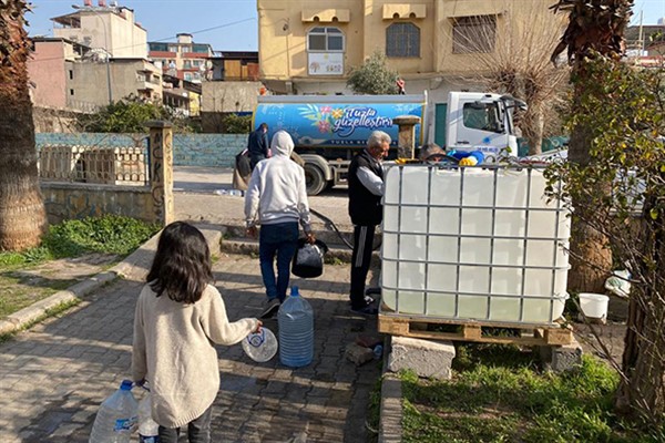 Tuzla Belediyesi ekipleri, Hatay’ın kırsal kesimlerine temiz su taşımaya devam ediyor